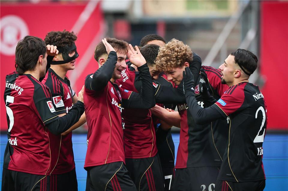 Seine Mitspieler wollen Matchwinner Piet Scobel gar nicht mehr loslassen.Daniel Karmann/dpa