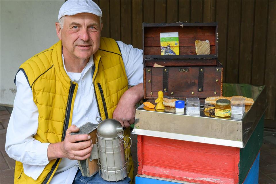 Seine Schatzkiste mit Imkerei-Utensilien und -Produkten zeigt er gern bei Vorträgen. Patrick Pleul/dpa