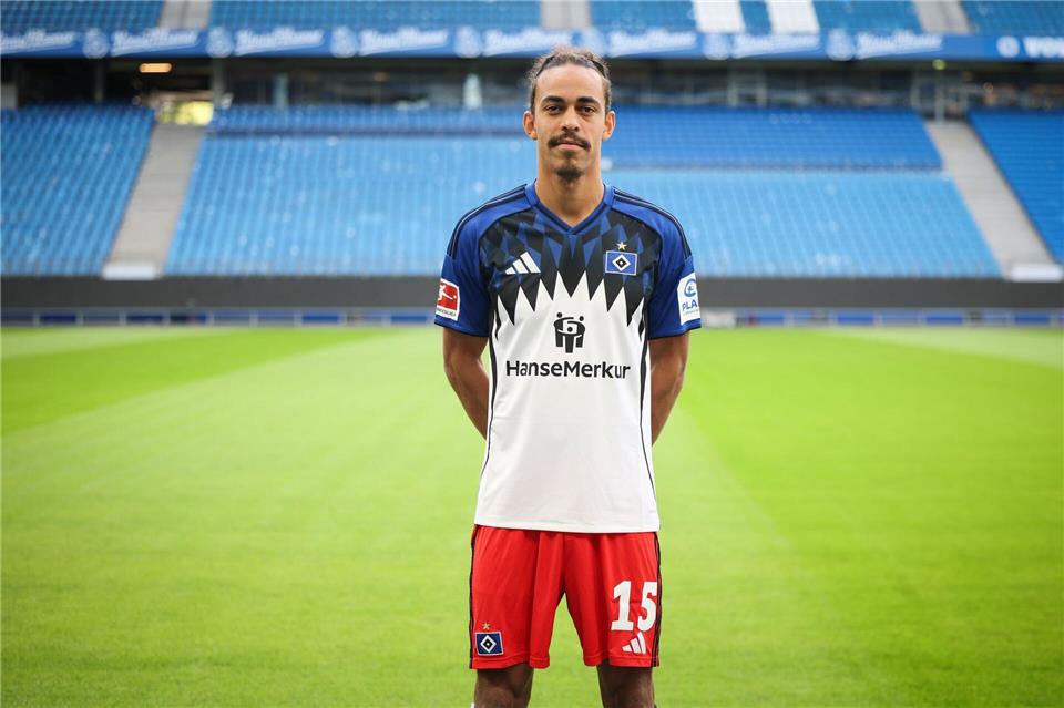 Seine Teamkollegen und er werden am Samstag mit Sondertrikots und einem anderen Logo auf der Brust gegen den BVB auflaufen: HSV-Kapitän Yussuf Poulsen (Archivbild)Christian Charisius/dpa