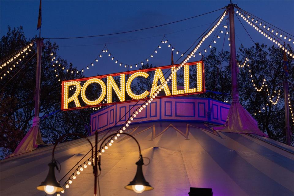 Seine Welturaufführung hatte der Circus Roncalli 18. Mai 1976 in Bonn. Rolf Vennenbernd/dpa
