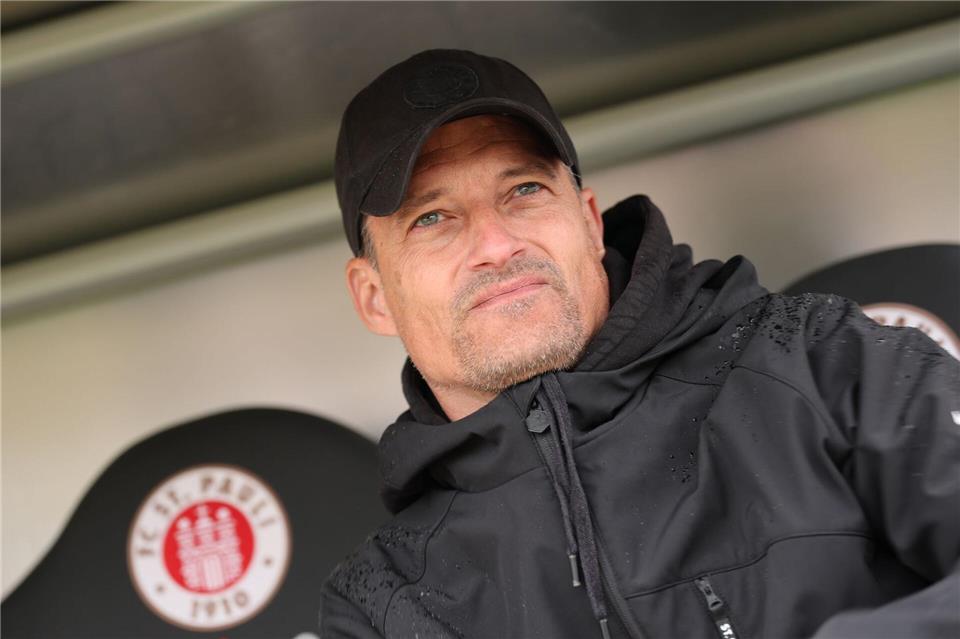 Seine Zukunft ist offen: St. Paulis Trainer Alexander Blessin. Christian Charisius/dpa