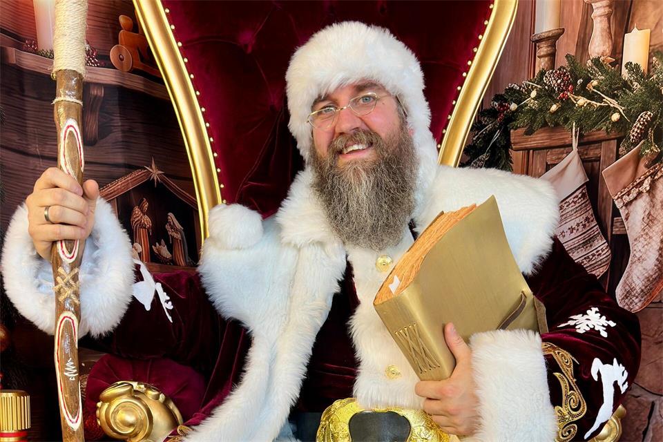 Seinen Bart muss er zur Weihnachtszeit altersbedingt noch weiß färben.Gerald Wintzer/dpa