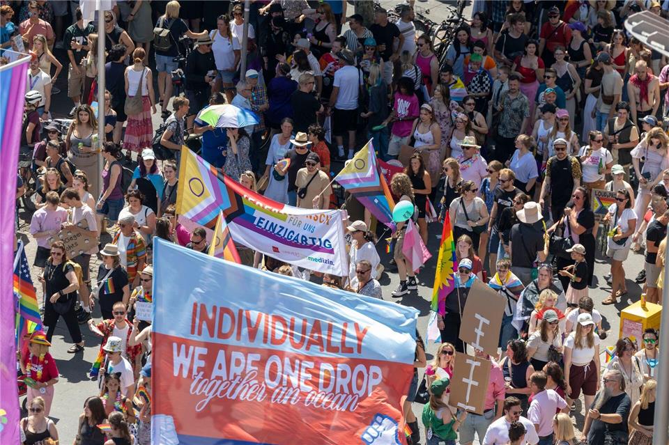 Seit 13.00 Uhr läuft die Demonstration in Mainz anlässlich des Christopher Street Days (CSD) unter dem Motto „Vielfalt leben – Demokratie verteidigen – Menschenrechte sichern“.Helmut Fricke/dpa
