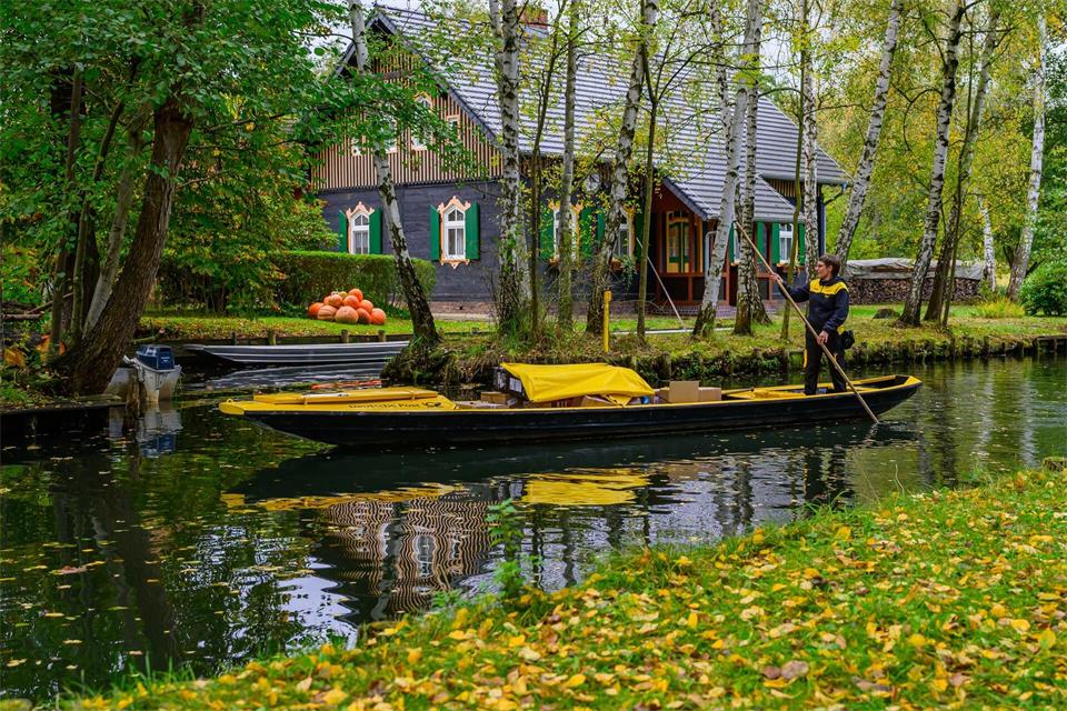 Seit 15 Jahren ist Andrea Bunar auf dem Postkahn im Spreewald unterwegs. (Archivbild)Patrick Pleul/dpa