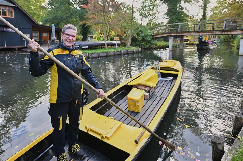 Seit 15 Jahren ist Andrea Bunar auf dem Postkahn im Spreewald unterwegs.Patrick Pleul/dpa