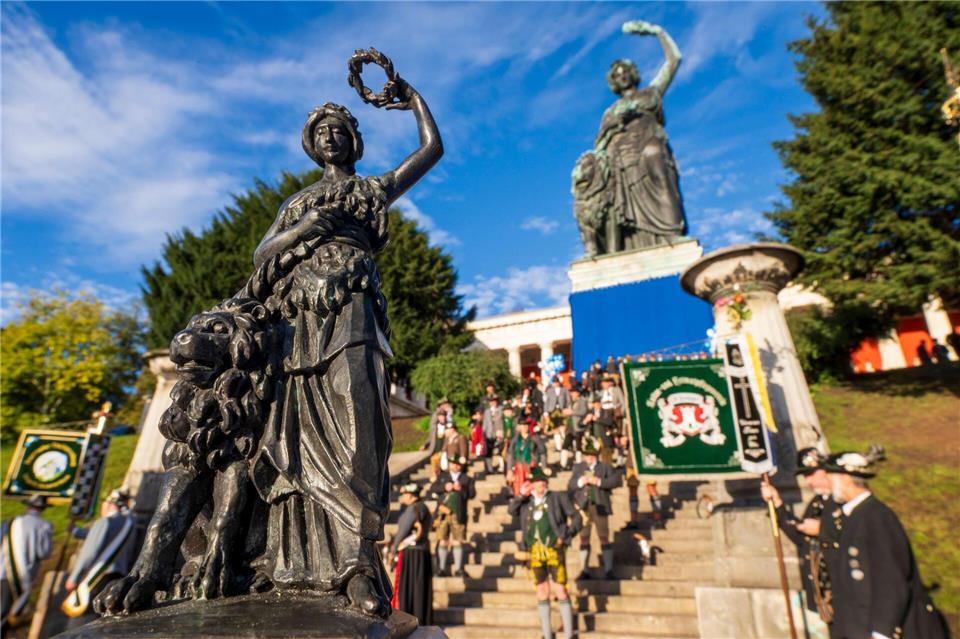 Seit 175 Jahren thront die Bavaria über der Theresienwiese.Peter Kneffel/dpa