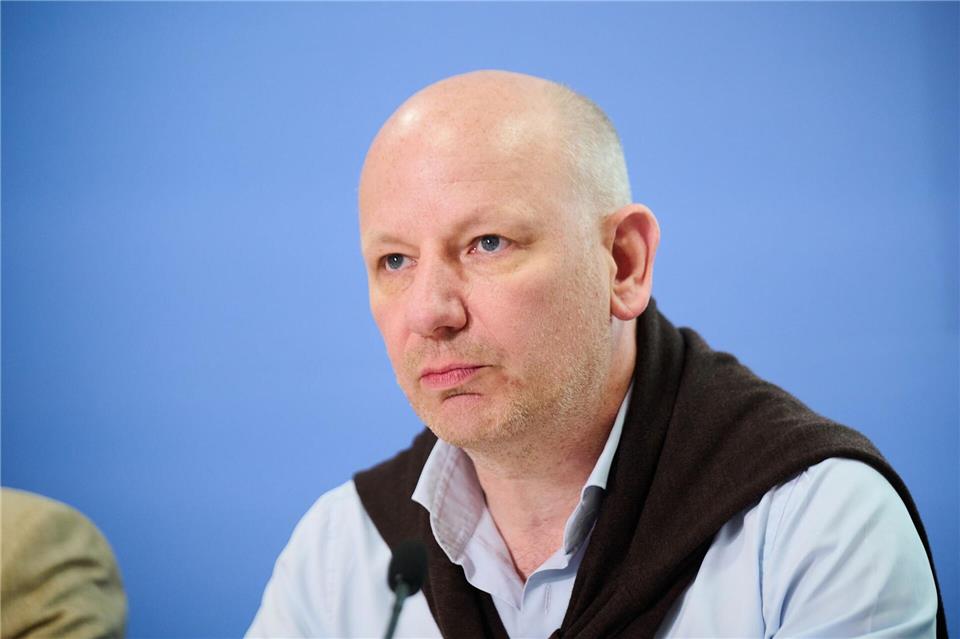 Seit 2002 untersucht die Leipziger Autoritarismus-Studie, auch als Mitte-Studie bekannt, alle zwei Jahre autoritäre und rechtsextreme Einstellungen in der Gesellschaft. (Archivbild)Annette Riedl/dpa