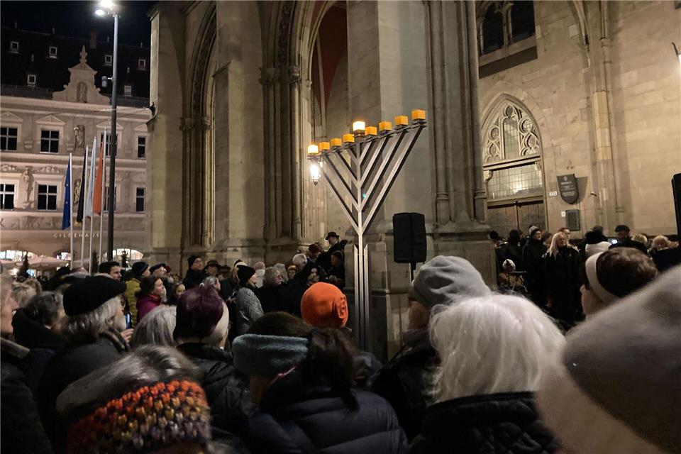 Seit 2008 wird der künstlerisch gestaltete Chanukka-Leuchter zum jüdischen Lichterfest in Erfurt vor dem Rathaus aufgestellt.Marie Frech/dpa