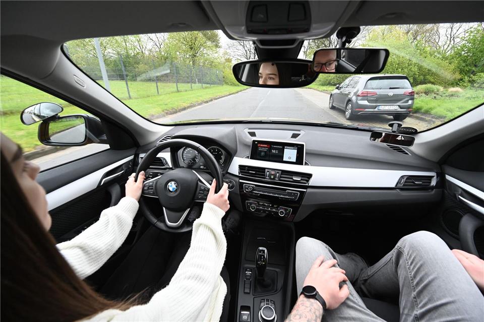 Seit 2011 gibt es den Führerschein mit 17. (Symbolbild)Lars Penning/dpa