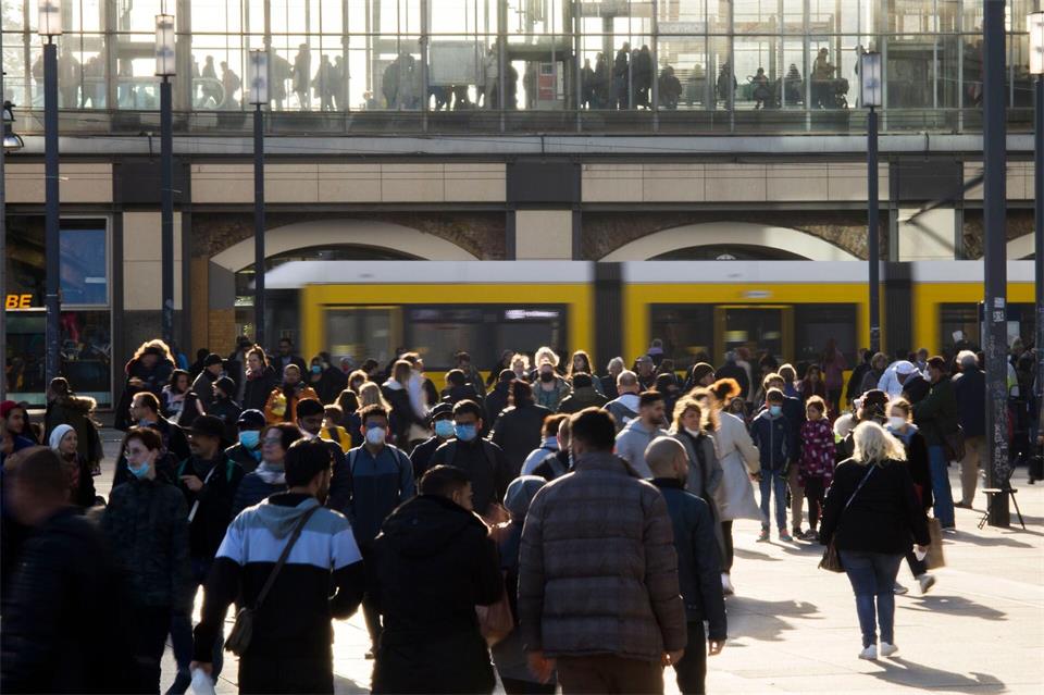Seit 2011 hat sich das Durchschnittsalter in Berlin kaum verändert. (Symbolbild)Carsten Koall/dpa