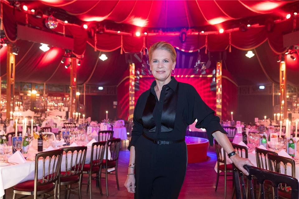 Seit 2014 bietet die 54-Jährige unter der Kuppel eines roten Zirkuszeltes ihren Gästen ein Vier-Gänge-Menü im Kerzenschein in Kombination mit beeindruckender Zirkuskunst auf engstem Raum.Ulrich Perrey/dpa