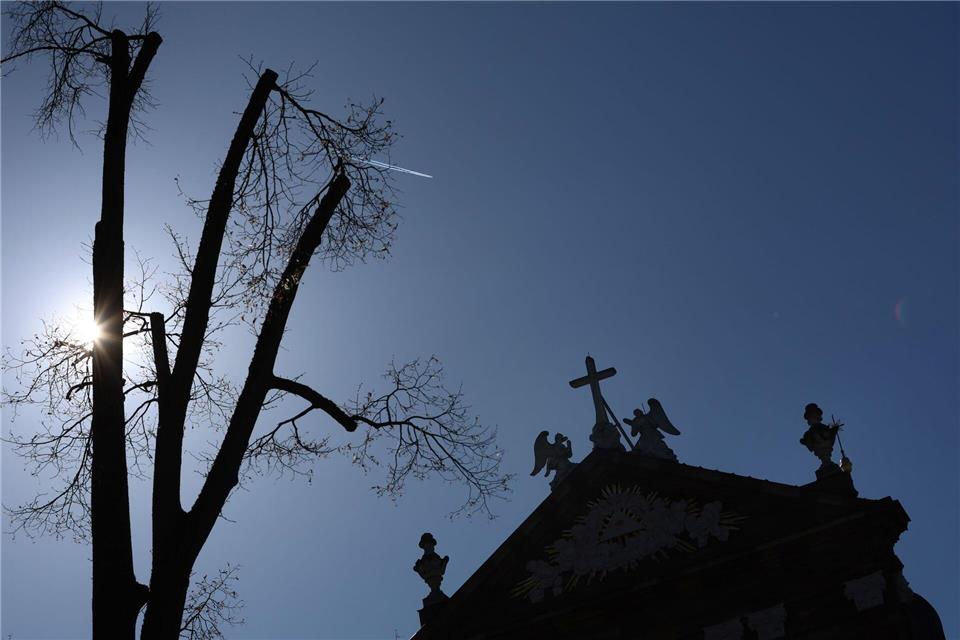Seit 2015 müssen die Kirchengemeinden Behörden über Menschen im Kirchenasyl informieren und ein Dossier schicken. (Symbolbild)Karl-Josef Hildenbrand/dpa