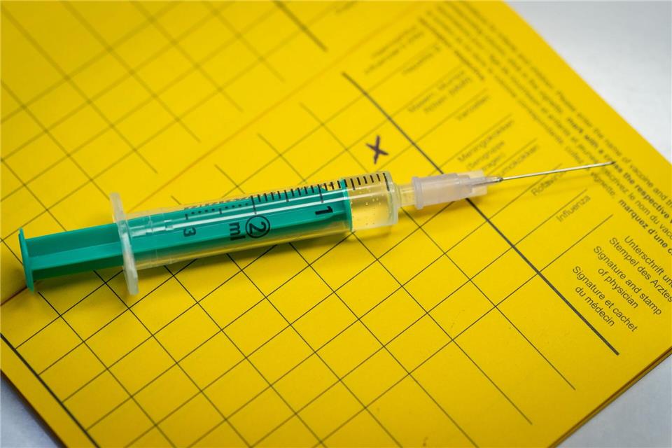 Seit 2018 sollen sich Ältere gegen Gürtelrose impfen lassen. Doch die Menschen in Bayern sind besonders zurückhaltend. (Symbolbild)Friso Gentsch/dpa