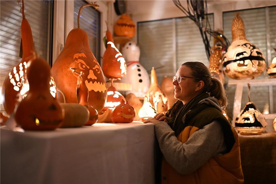 Seit 2019 fertigt die Künstlerin Lampen aus getrockneten Flaschenkürbissen.Shireen Broszies/dpa