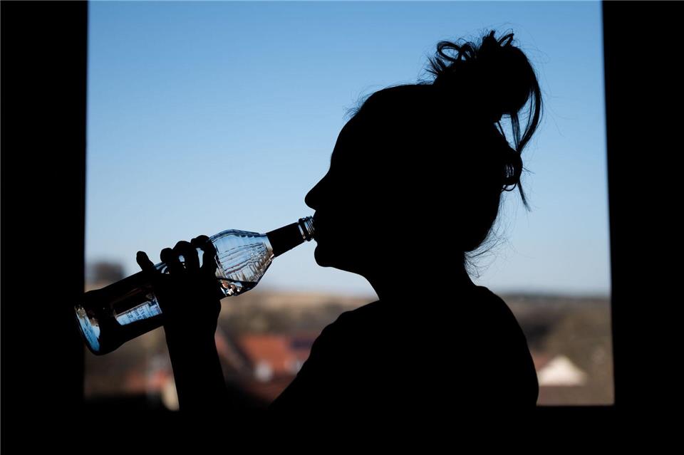 Seit 2019 hat die Zahl stationär behandelter Jugendlicher mit Alkoholvergiftung in Sachsen um ein Drittel abgenommen, allerdings sind laut Expertenmeinung die Fälle schwerer und es wird zunehmend ambulant behandelt. (Symbolbild)Silas Stein/dpa