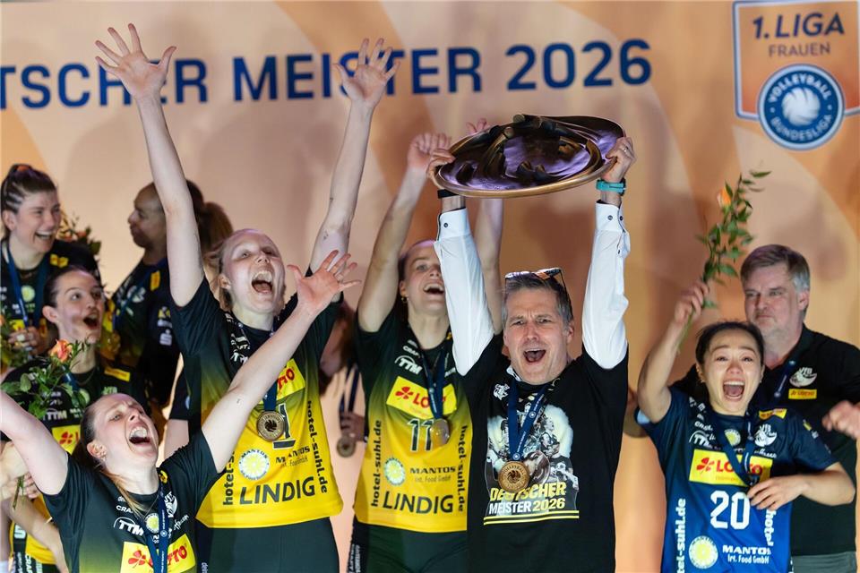 Seit 2020 in Suhl: Trainer Laszlo Hollosy (M).Michael Reichel/dpa