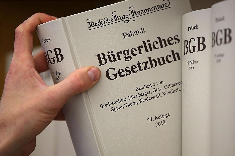 Seit 2021 ist das heimliche Filmen oder Fotografieren unter den Rock - auch „Upskirting“ genannt - oder in den Ausschnitt („Downblousing“) strafbar. (Symbolbild)Oliver Berg/dpa