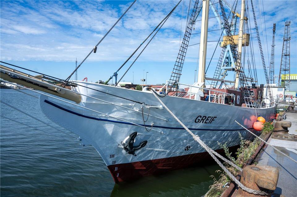 Seit 2022 ist die „Greif“ zur Sanierung in Stralsund.Stefan Sauer/dpa
