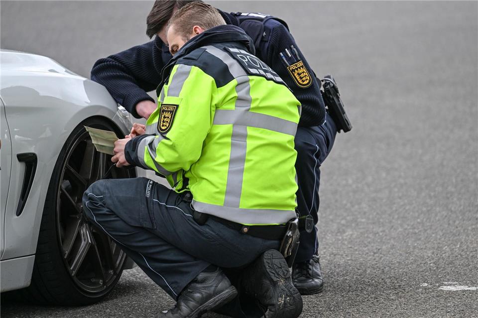 Seit 2022 kontrolliert die Polizei an Karfreitag verstärkt die Autoposer. (Archivbild)Felix Kästle/dpa