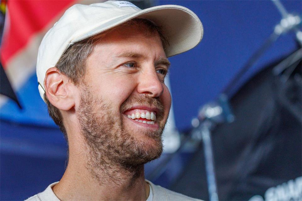 Seit 2023 als Miteigentümer von Team Germany bei der SailGP dabei: der viermalige Formel-1-Weltmeister Sebastian Vettel.  Jens Büttner/dpa
