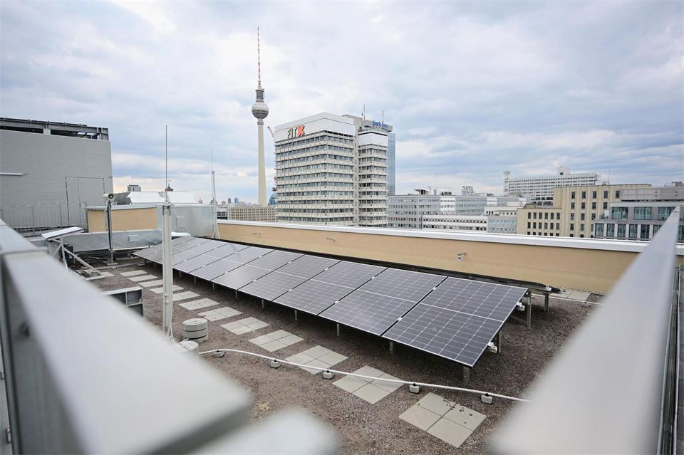 Seit 2023 gibt es in Berlin die Solarpflicht. (Archivbild)Sebastian Gollnow/dpa