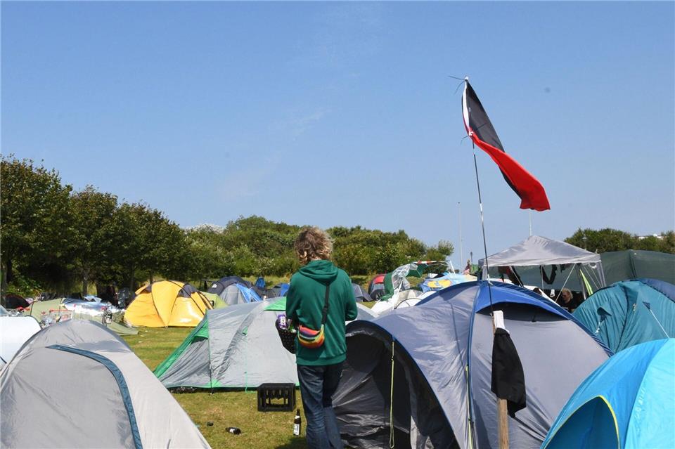 Seit 2023 ist das Camp auf Sylt auf dem Tinnumer Festplatz untergebracht. (Archivbild)Lea Albert/dpa