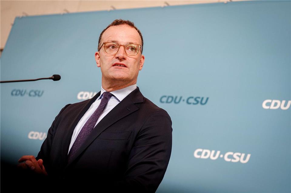 Seit 24 Jahren gehört Jens Spahn dem Bundestag an, und seit einem Jahr ist er Chef der CDU/CSU-Fraktion. (Archivfoto)Kay Nietfeld/dpa