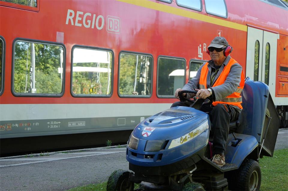 Seit 30 Jahren pflegt Karl Bürger den Bahnhof in seinem Heimatort Walpertskirchen. Dort mäht er beispielsweise regelmäßig den Rasen. Felix Kirberg/dpa