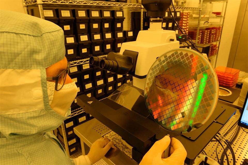 Seit 35 Jahren forschen Wissenschaftler in Chemnitz zu neuen Technologien.Hendrik Schmidt/dpa