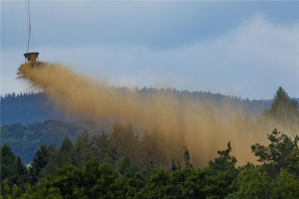 Seit 40 Jahren wird der Wald in Sachsen aus der Luft gekalkt. Jürgen Lösel/dpa
