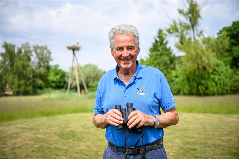 Seit 50 Jahren kümmert er sich um die Störche entlang der Elbe. Kaum ein anderer Storchenbetreuer in Deutschland ist schon so lange im Amt. Jonas Walzberg/dpa
