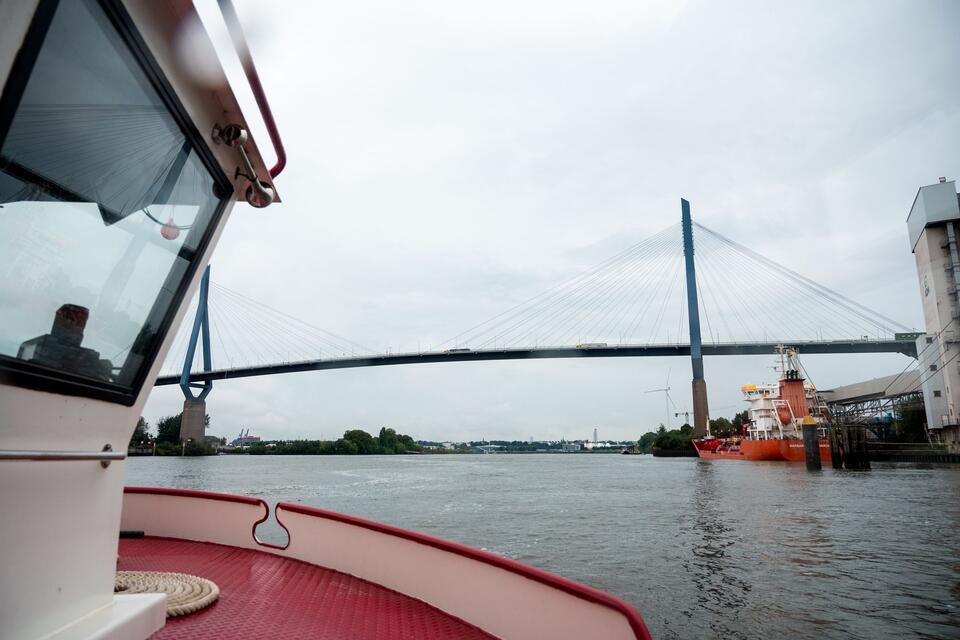 Seit 50 Jahren überspannt die Köhlbrandbrücke einen Arm der Elbe im Hamburger Hafen.Daniel Bockwoldt/dpa