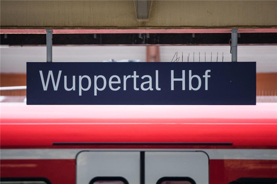 Seit Anfang Februar wird die Strecke von Köln über Wuppertal nach Hagen umfassend saniert. (Archivbild)Marcel Kusch/dpa