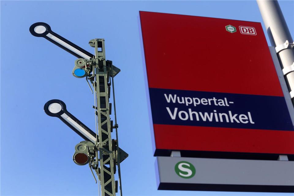 Seit Anfang Februar wird die Strecke von Köln über Wuppertal nach Hagen umfassend saniert. (Archivbild)Roland Weihrauch/dpa