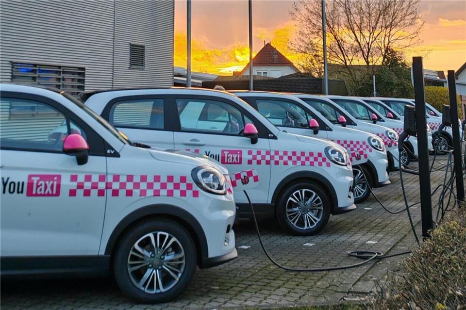 Seit April rollen die YouTaxis durch Ahaus. Die Bilanz der ersten Monate fällt laut Antonia Groten positiv aus.
