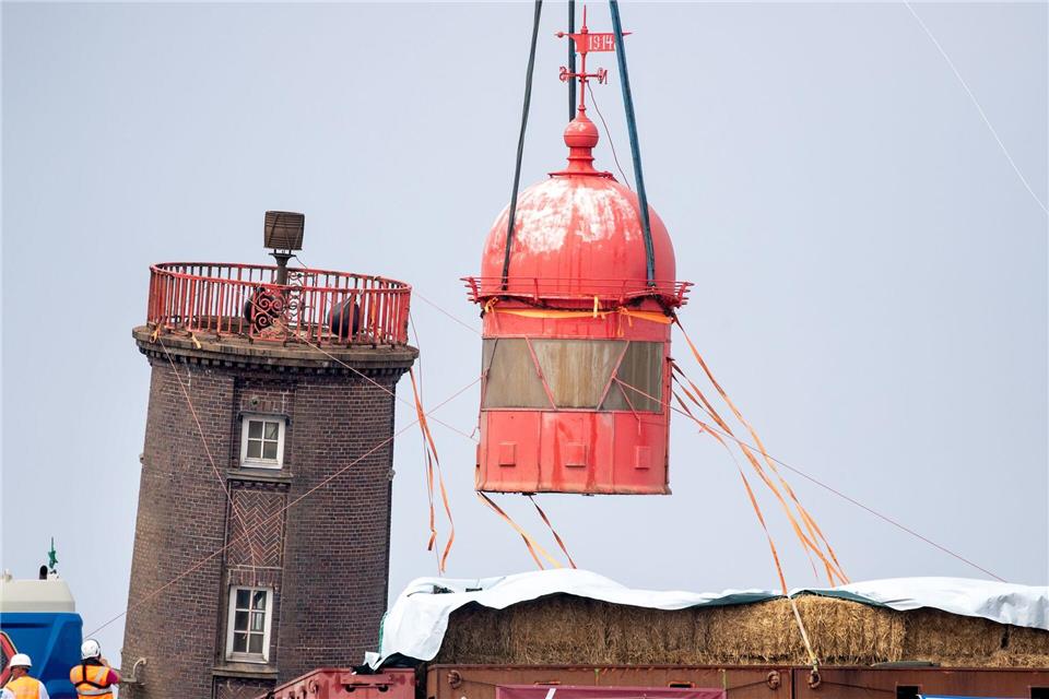 Wahrzeichen kehrt zurück: Neubau der Nordmole startet Seit August 2022 steht der rund 20 Meter hohe Leuchtturm schief. (Archivbild)Hauke-Christian Dittrich/dpa