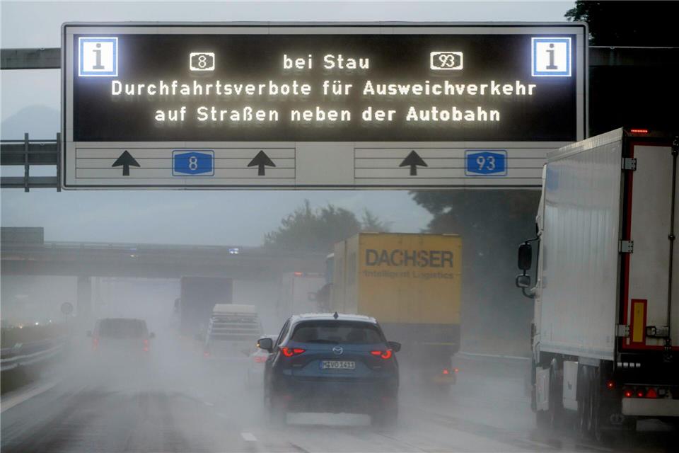 Seit August 2025 dürfen Fahrzeuge bei Stau an einigen Abfahrten der A8 und der A93 die Autobahn nicht mehr verlassen. (Archivbild)Peter Kneffel/dpa