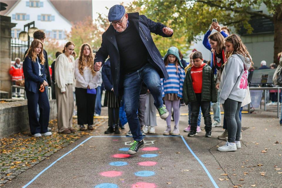Seit August können Städte und Gemeinden in Baden-Württemberg rechtssicher Schulstraßen und Schulzonen einführen.Christoph Schmidt/dpa