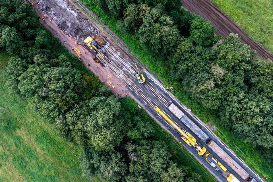 Seit August wird die Bahnstrecke zwischen Berlin und Hamburg umfassend saniert. (Archivbild)Jens Büttner/dpa
