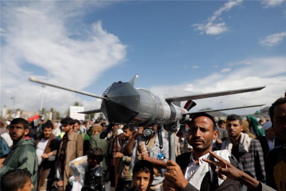 Militär: Drohne auf Flughafen im Süden Israels eingeschlagen Seit Beginn des Gaza-Kriegs im Oktober 2023 greift die jemenitische Huthi-Miliz Israel regelmäßig mit Raketen und Drohnen an – als Ausdruck ihrer Solidarität mit der islamistischen Hamas. (Archivbild)Osamah Abdulrahman/AP/dpa