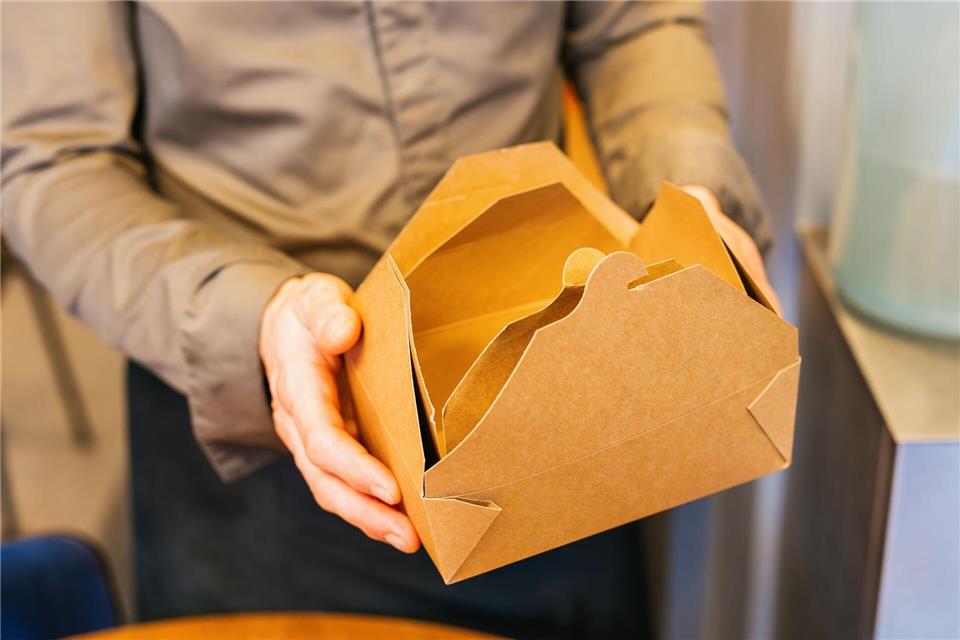 Seit Beginn des Jahres fallen für Verpackungen to go unterschiedliche Beträge an.Philipp von Ditfurth/dpa