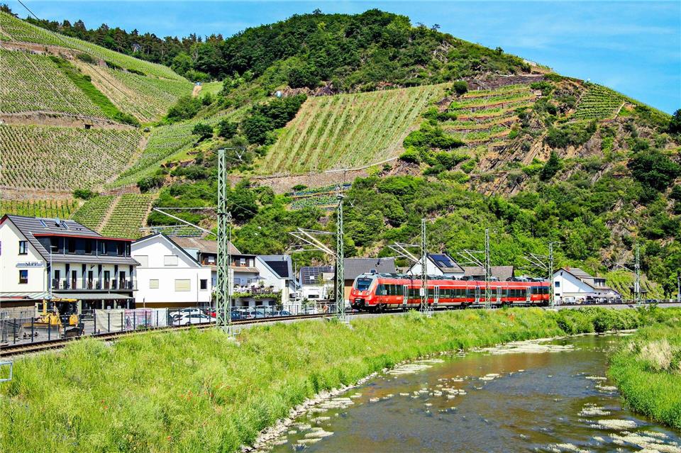 Seit Dezember 2025 befördert die Ahrtalbahn wieder Fahrgäste und bringt sie zum neuen Bahnhof in Dernau.Bernd F. Meier/dpa-tmn