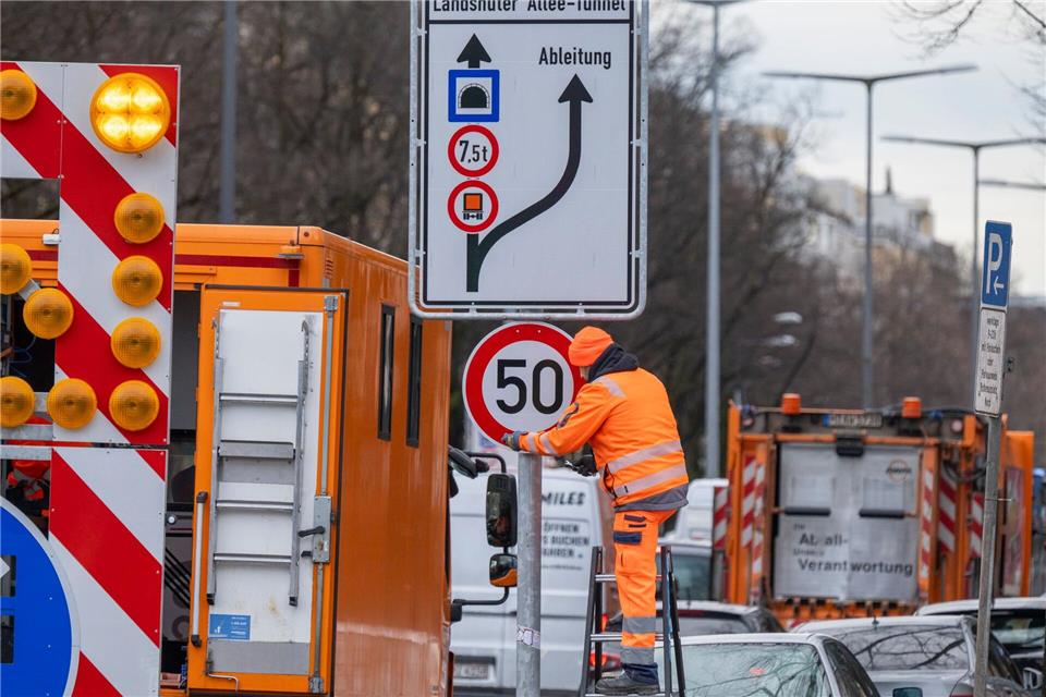 Seit Dienstag dürfen Autofahrer wieder mit bis zu 50 Kilometern pro Stunde über die Landshuter Allee fahren. (Archivbild)Peter Kneffel/dpa