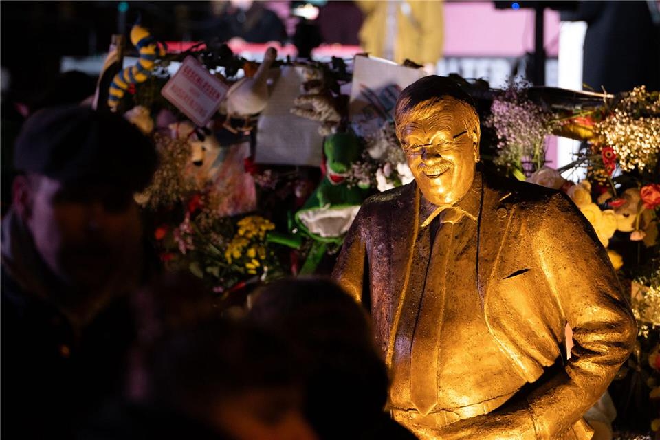 Seit Dienstag steht vor der CDU-Parteizentrale in Berlin eine Statue des ermordeten CDU-Politikers Walter Lübcke. Das Zentrum für Politische Schönheit hat sie dort aufgestellt.Markus Lenhardt/dpa
