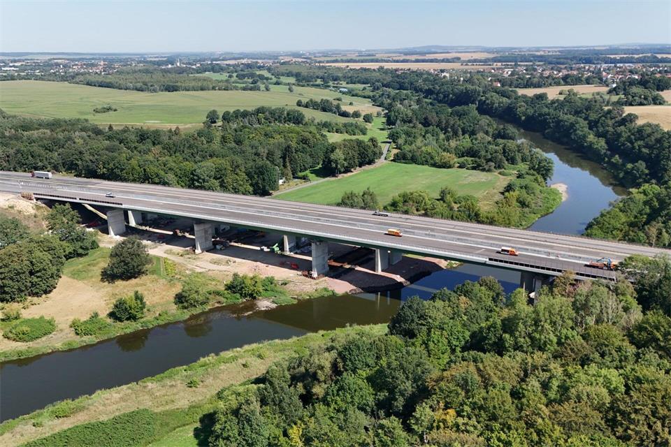 Seit Donnerstag rollt auch der Verkehr in Richtung Leipzig über den Ersatzbau der Muldebrücke. (Archivbild). (Archivbild)Sebastian Willnow/dpa
