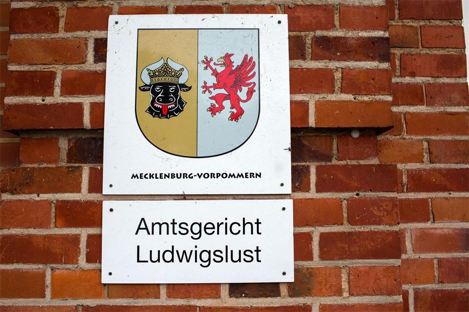 Seit Donnerstag steht ein Jäger aus Niedersachsen in Mecklenburg-Vorpommern vor Gericht. (Symbolbild)picture alliance / dpa