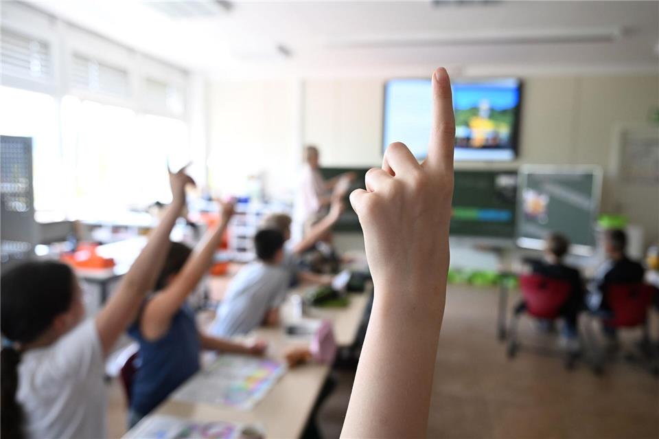 Seit Einführung der Vorlaufkursstruktur in Hessen sind die Zurückstellungen zum Schulstart aus rein sprachlichen Gründen deutlich zurückgegangen. (Symbolbild)Bernd Weißbrod/dpa