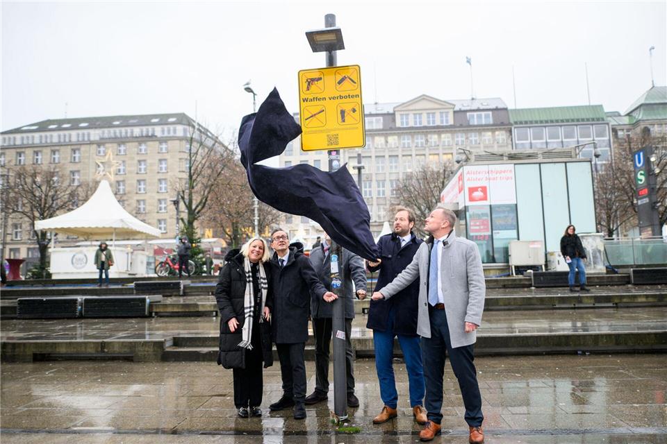 Seit Einführung des Waffenverbots im Hamburger Nahverkehr sind rund 30.000 Menschen kontrolliert worden. (Archivbild)Daniel Reinhardt/dpa