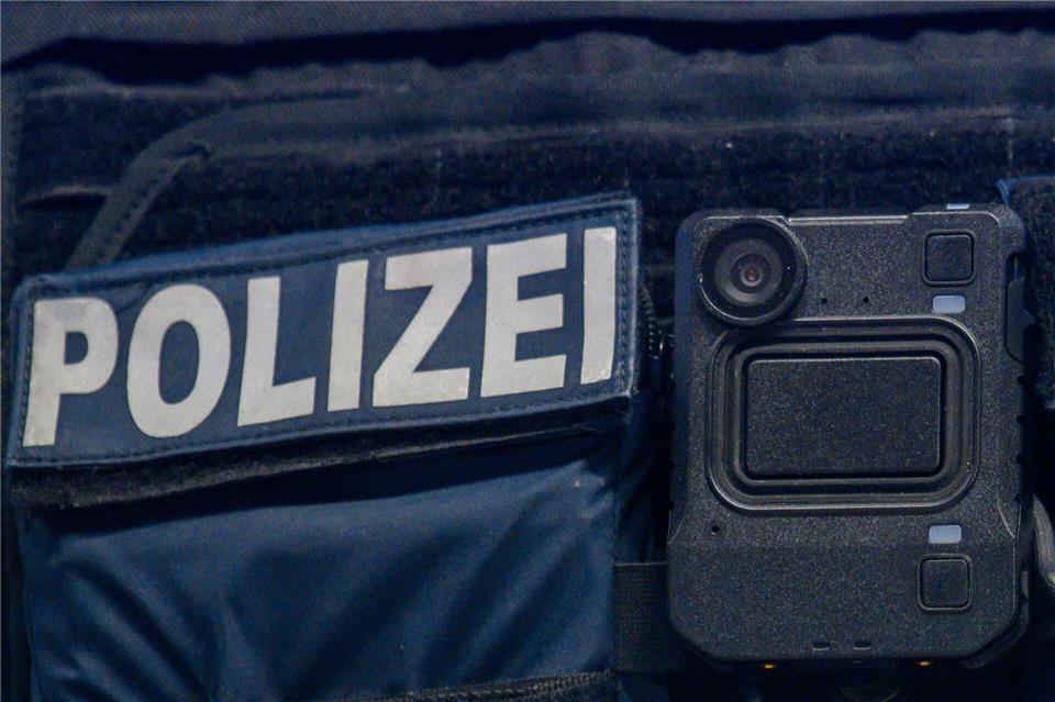 Seit Ende 2024 ist vorgesehen, dass Thüringer Polizisten mit Bodycams ausgestattet sind, die automatisch eine Aufzeichnung starten, wenn die Dienstwaffe gezogen wird. (Archivbild)Klaus-Dietmar Gabbert/dpa