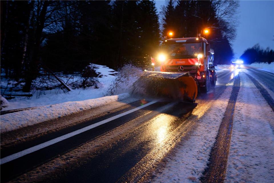 Seit Ende Dezember ist der Winterdienst in Nordrhein-Westfalen fast im Dauereinsatz.Henning Kaiser/dpa